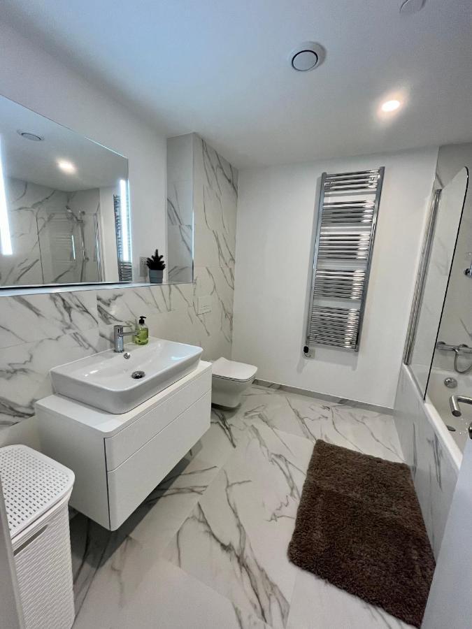 Modern Apartment With Spa And Pool Gibraltar Exteriör bild
